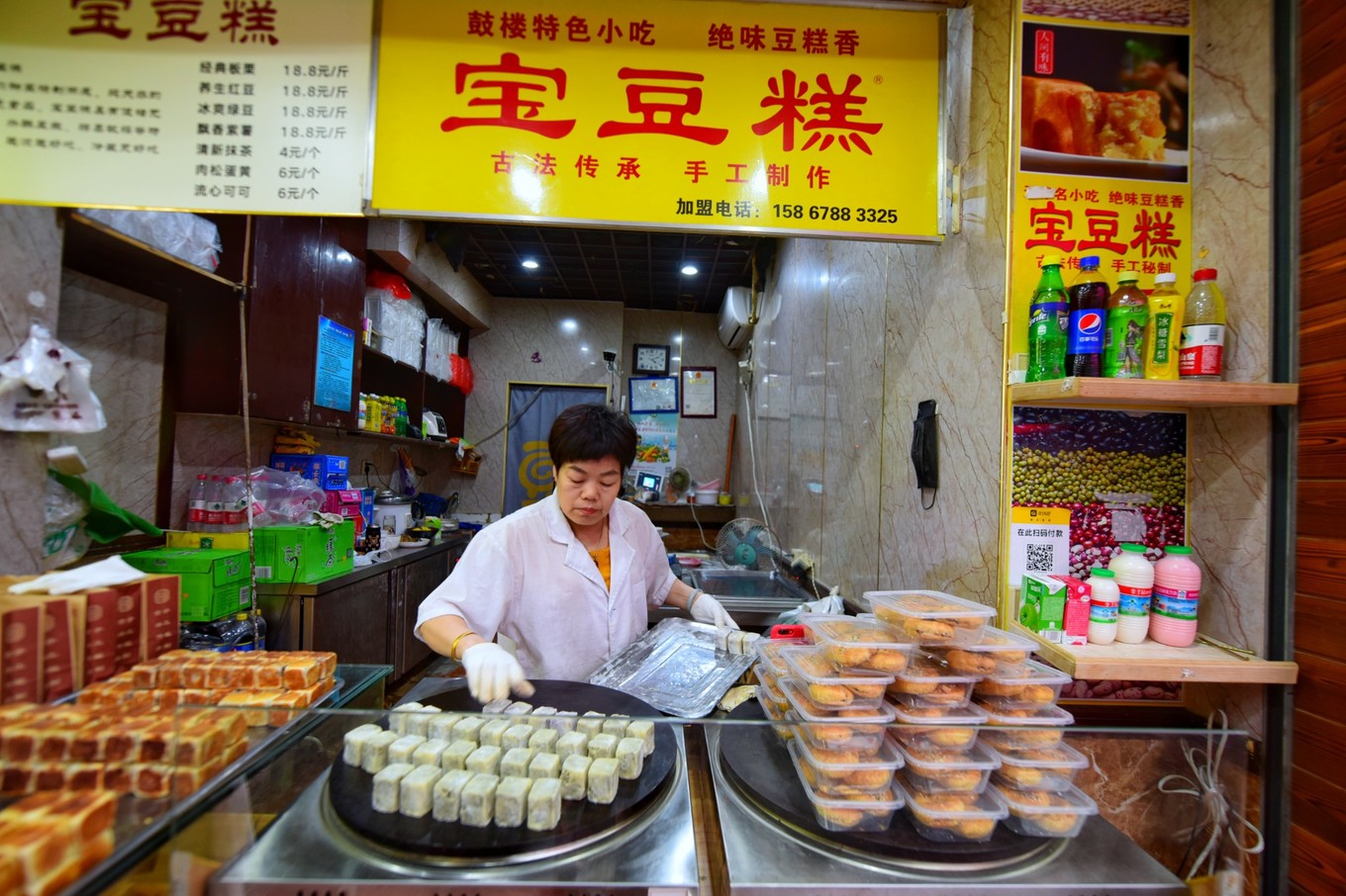 鼓楼商业街目前可以说是 宁波 美食的代名词,街巷两旁的仿古式建筑