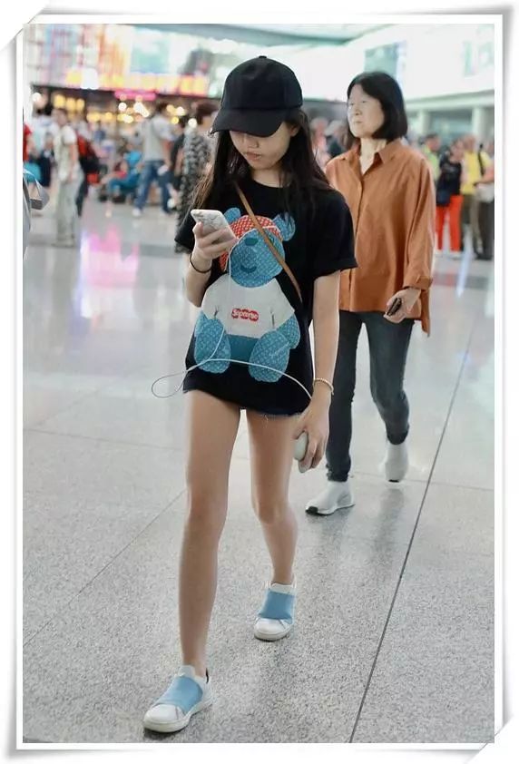 李嫣真豁得出去13岁就敢玩下衣失踪秀长腿不愧是王菲的女儿