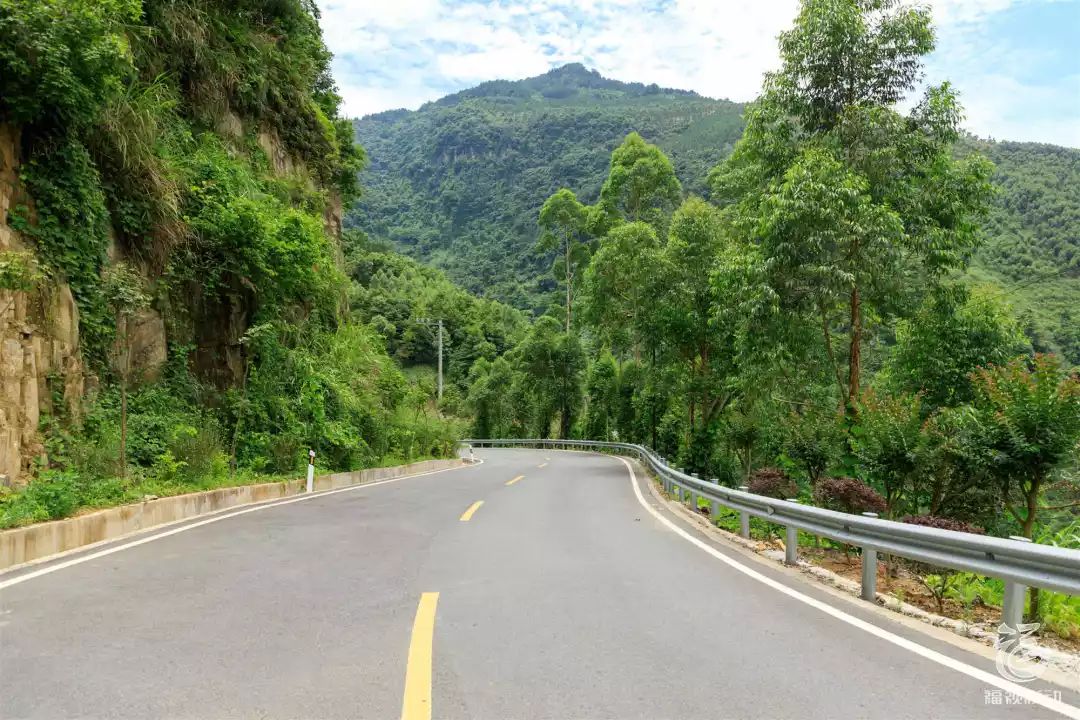 即建制村通硬化公路率100%,农村公路列养率100%,具备通客车条件乡村