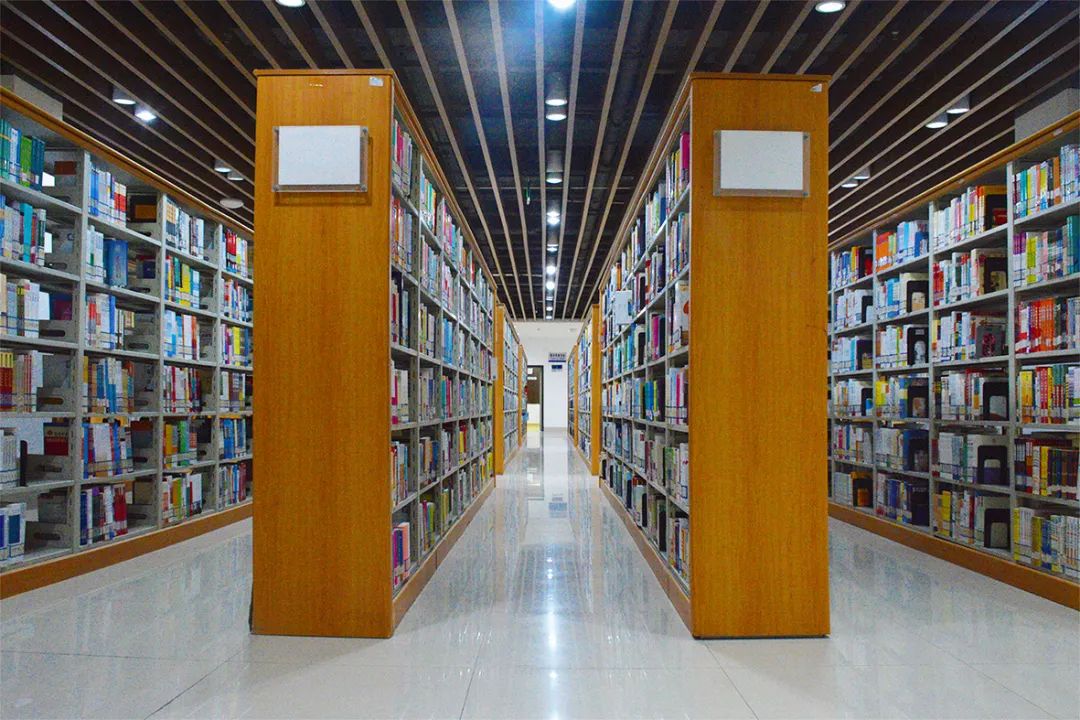 忍不住要炫"富"了——福外竟有如此高大上的图书馆_书库