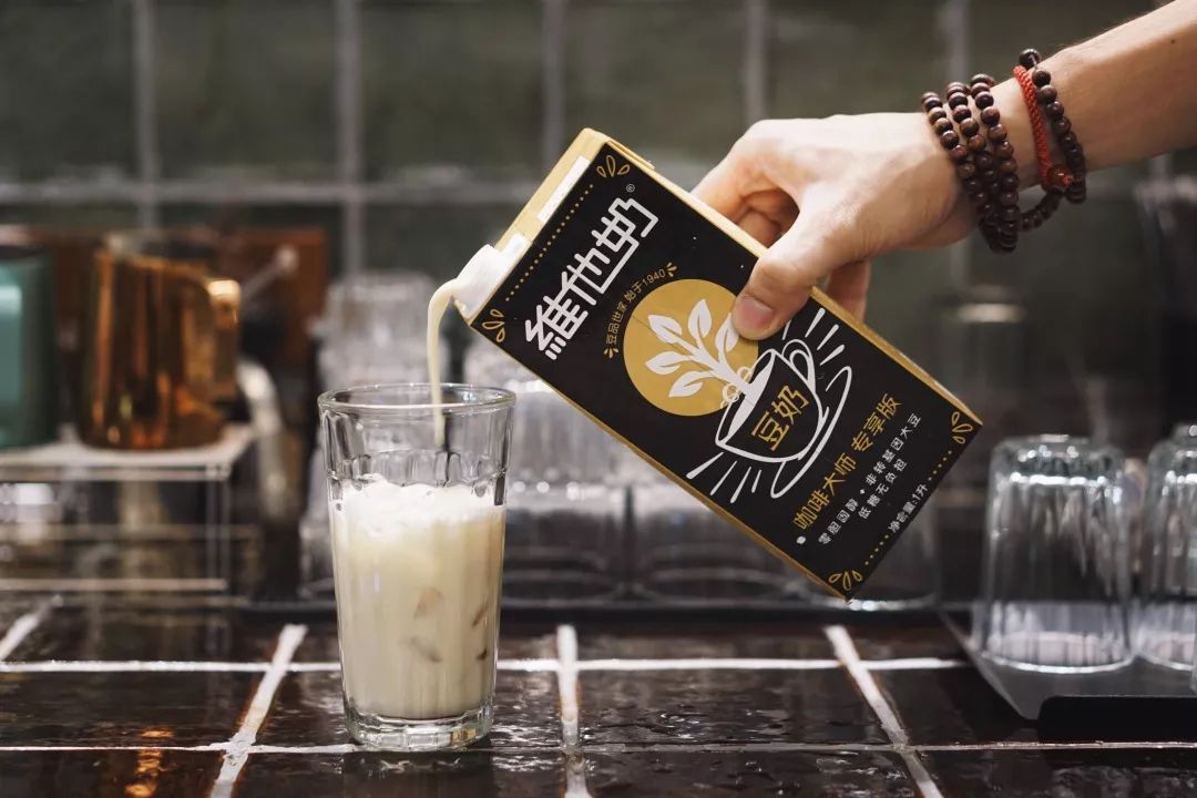 店长包包告诉我,主动点豆奶拿铁的客人大多是乳糖不耐受人士或健身