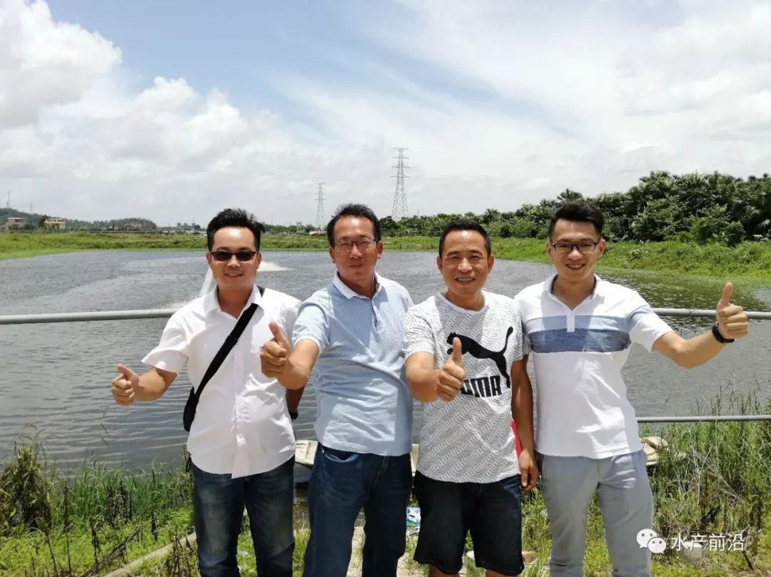 珠海养销大户刘朝发(右2)和养殖大户朱老板(左2)是海大虾苗的拥趸部分