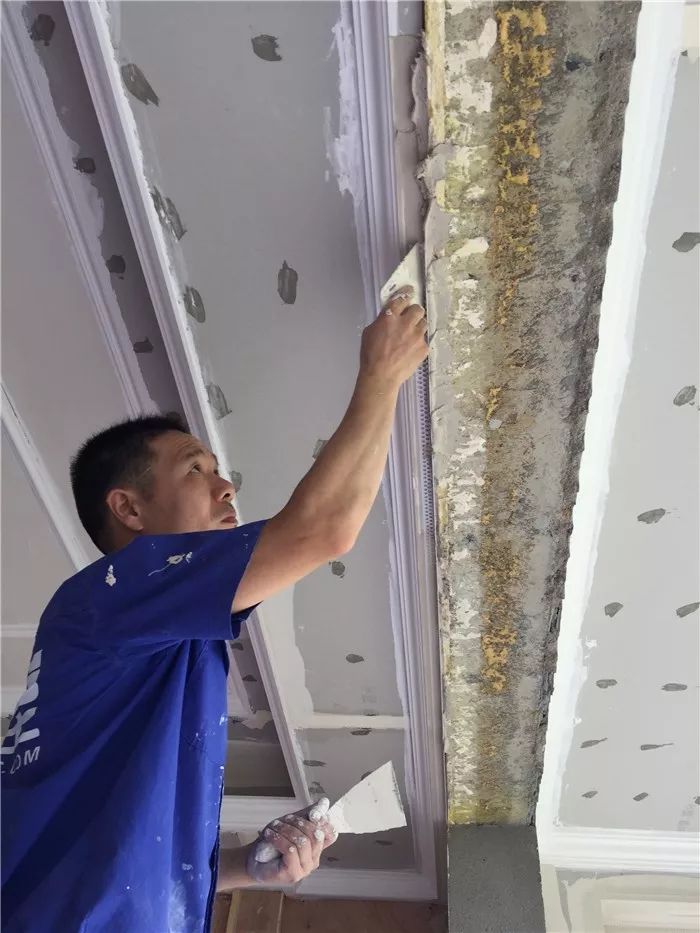 石膏板接缝处用嵌缝膏填平,贴牛皮纸,后续再贴网格布,防开裂.