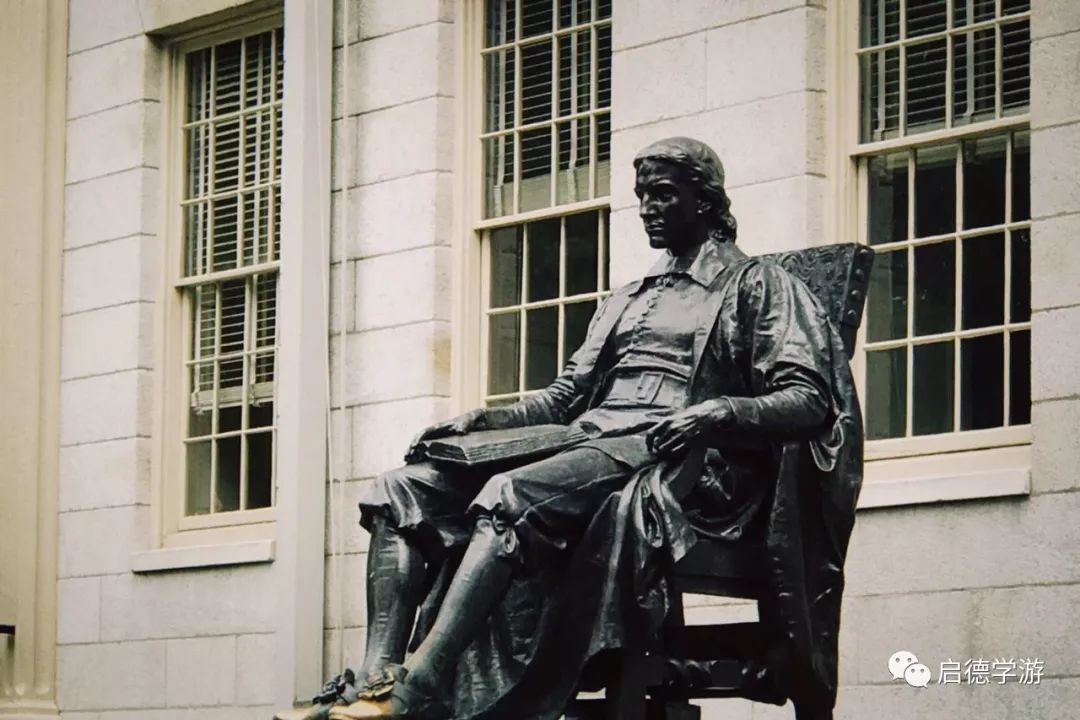 铜像底座有刻字:"john harvard 6165founder 61 1638".