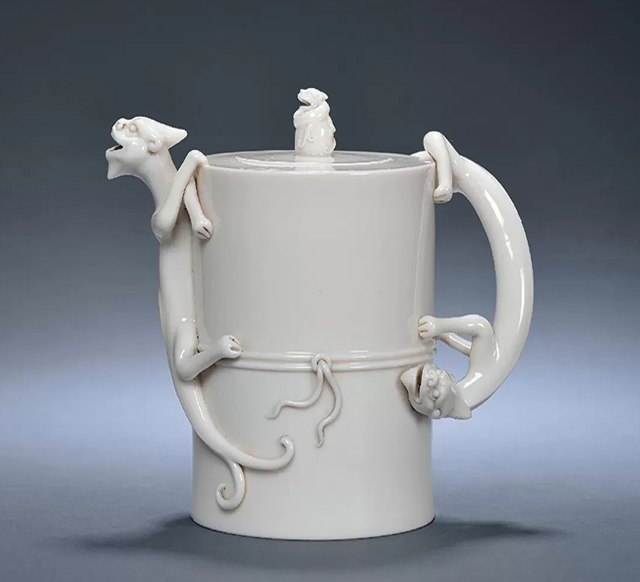 高工郑建明作品《梅花壶》集众艺术于一身,是不可多得的紫砂花器臻品