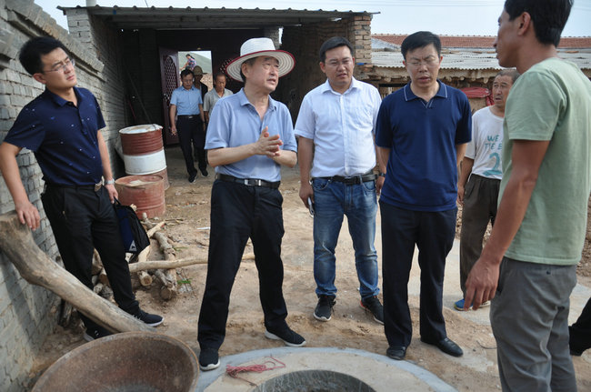 刘川楠深入侯家窑村解决两不愁三保障突出问题核查整改情况进行调研