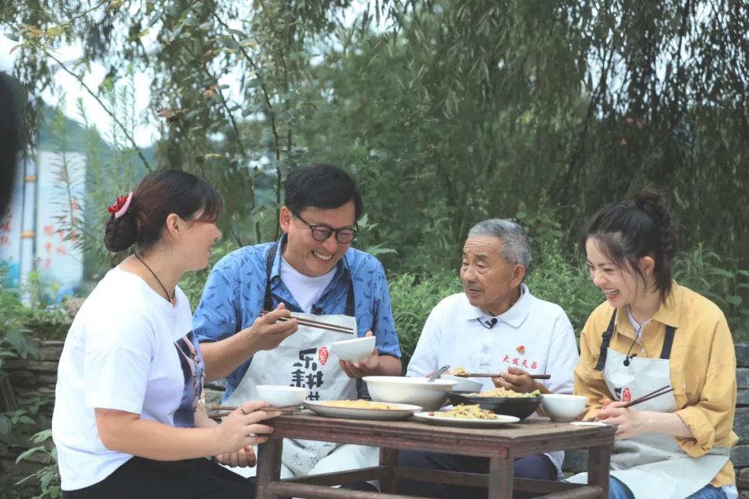 中天金融携手贵州卫视詹姆士的厨房三代韧真的人齐聚团结村