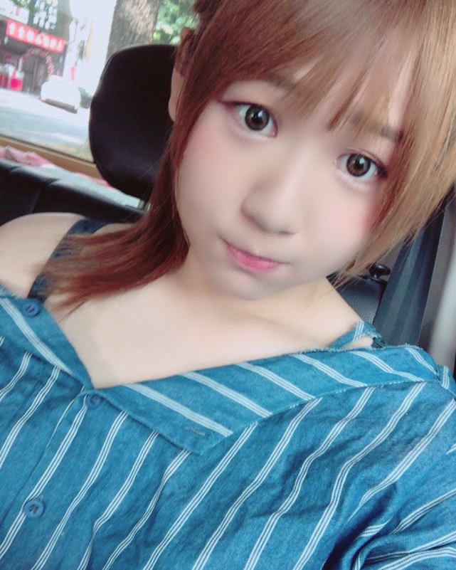 小姐姐卖萌让人眼前一亮