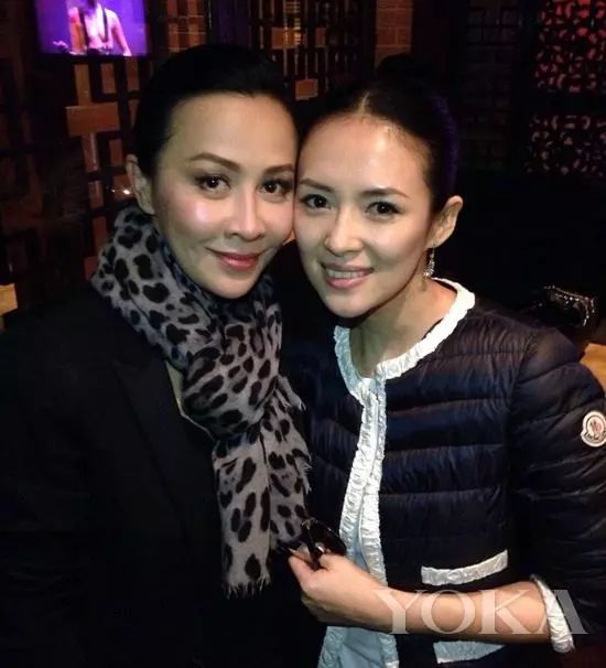 虽然赵薇的颜值比刘嘉玲要高一些,但是两人合照的时候却能看出刘嘉玲