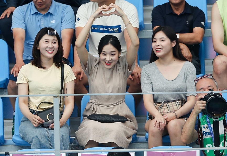 原创游泳世锦赛场边也精彩美女观众太抢戏搞怪比心一个都不能少