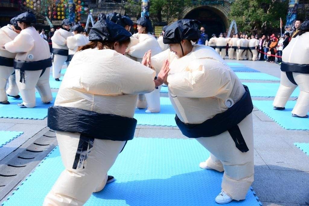 只要你够重,基本上就是稳赢了来一次相扑比赛吧或者穿上搞笑的充气