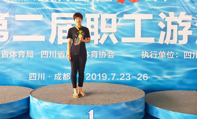 比赛一打响,在女子b组50米蛙泳项目中,钟雨霏就再次爆发,以37秒55的