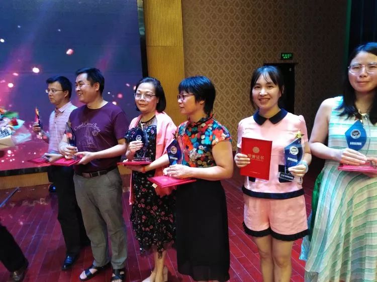 临川一中的老师们将精益求精行为贯穿于整个教学中,无论是在备课,上课