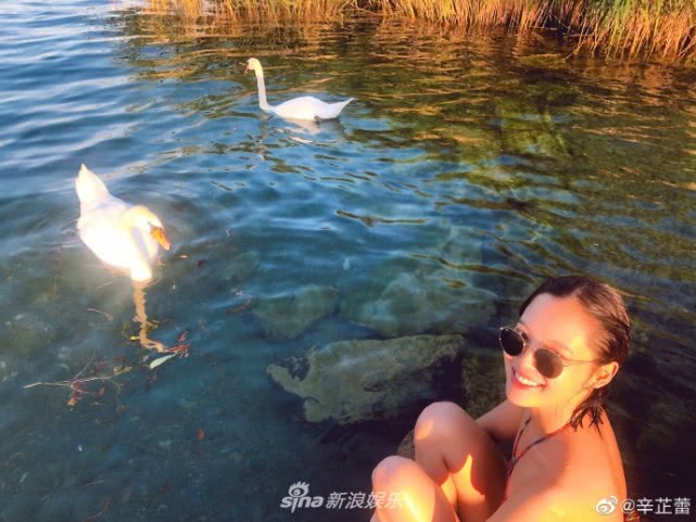 辛芷蕾在瑞士穿泳装露美腿过得很惬意
