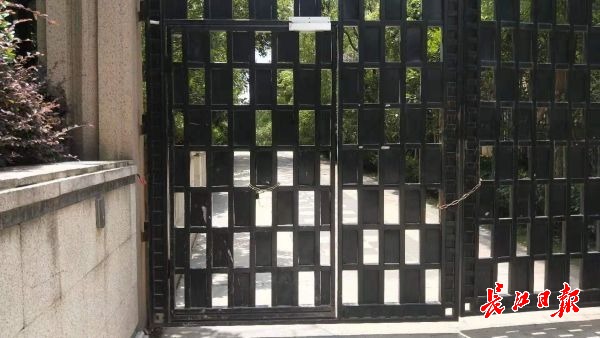 小区内铁门隔出双标叠墅区居民自由进出高楼层住户此路不通