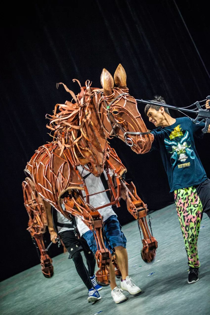 残酷战争里的一颗真心国家话剧院舞台剧战马中文版再度回归