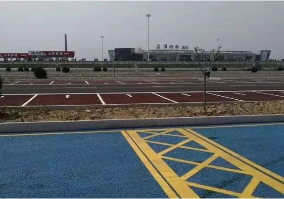 潍坊西服务区停车区,按功能进行了划分