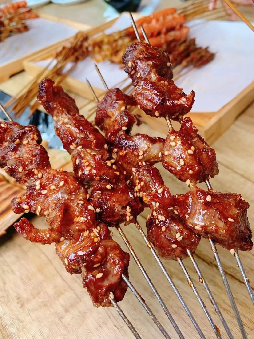 来自通化的特色小串和鸭舌王长春这家小烧烤整的贼带劲雪花啤酒买一送