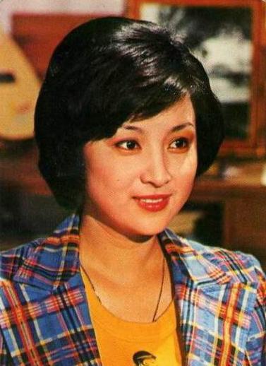 原创甄珍因病入院前夫谢贤带玫瑰花看望前者连连称赞是旧情复燃