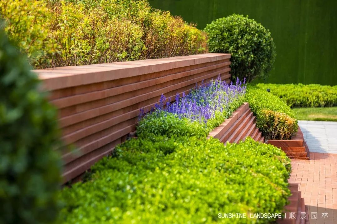 下沉空间由天然红砂岩墙与镜面跌水,观景石阶,水池景观围合而成,通过