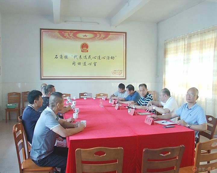 县委书记董和平到冈田村人大代表联络站接待群众