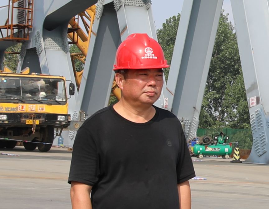 韩咏生宣读盐城市住房和城乡建设局贺电▲管亚光宣布大桥合龙盐渎路