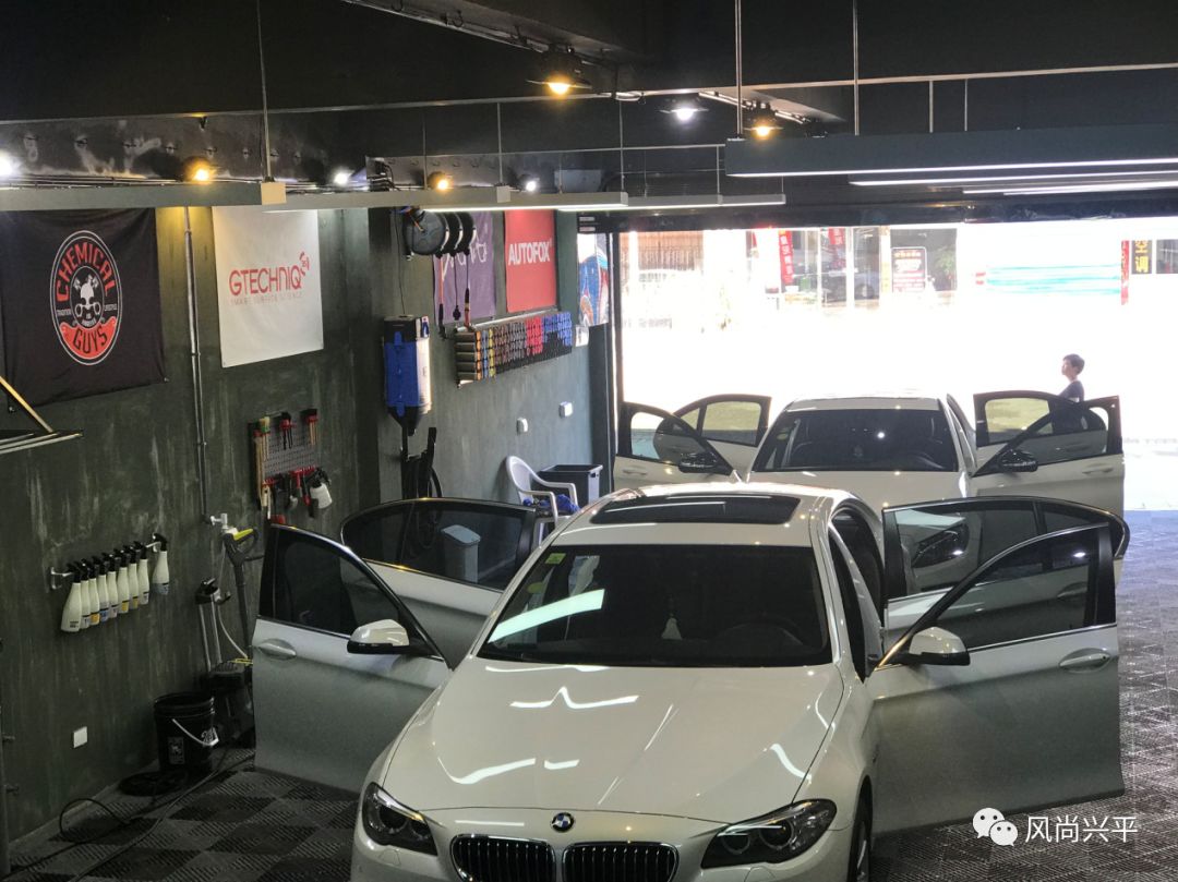 洗車店幾分鐘就抹完了,專業洗車店會將汽車的每一個縫隙徹底清洗乾淨