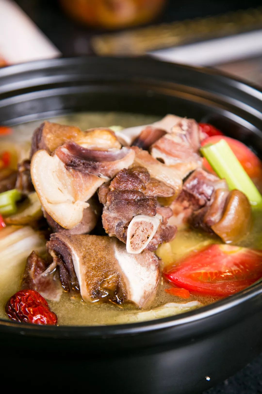 蘸"水"吃火锅?一道菜跨越2723.9公里!连灶台都从云南搬!这店老板太轴