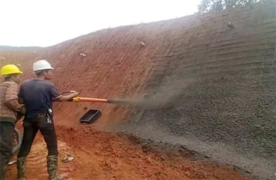 刷仰坡,边坡,要自上而下,一次挖成,并随时处理危石与隐患,护砌工程也