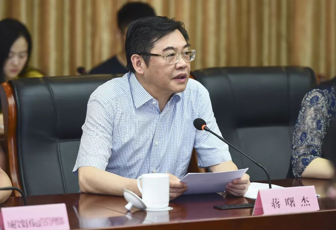 城投集团党委书记,董事长蒋曙杰在致辞中指出:做好垃圾分类工作,是