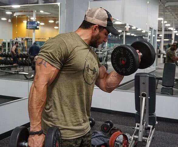 兵哥哥的肌肉和健身房练出的肌肉哪种更抗打?兵哥哥:毫无可比性