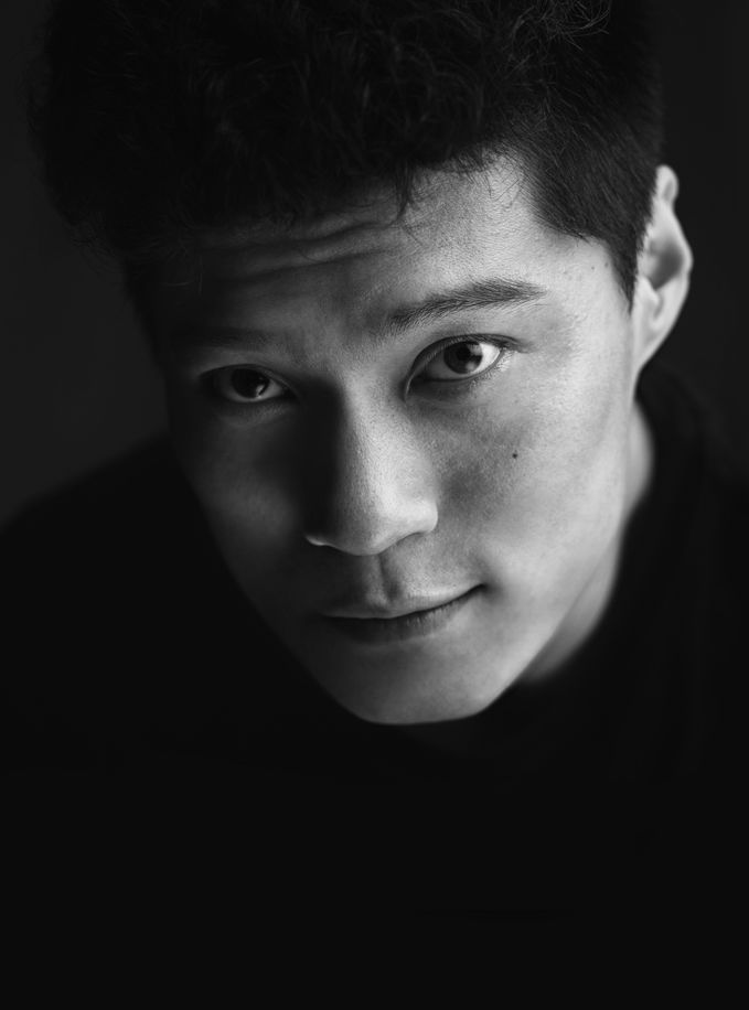 吕游*饰 爱德华·阿姆斯特朗王肖兵饰 托马斯·罗杰斯王华*饰 埃塞尔