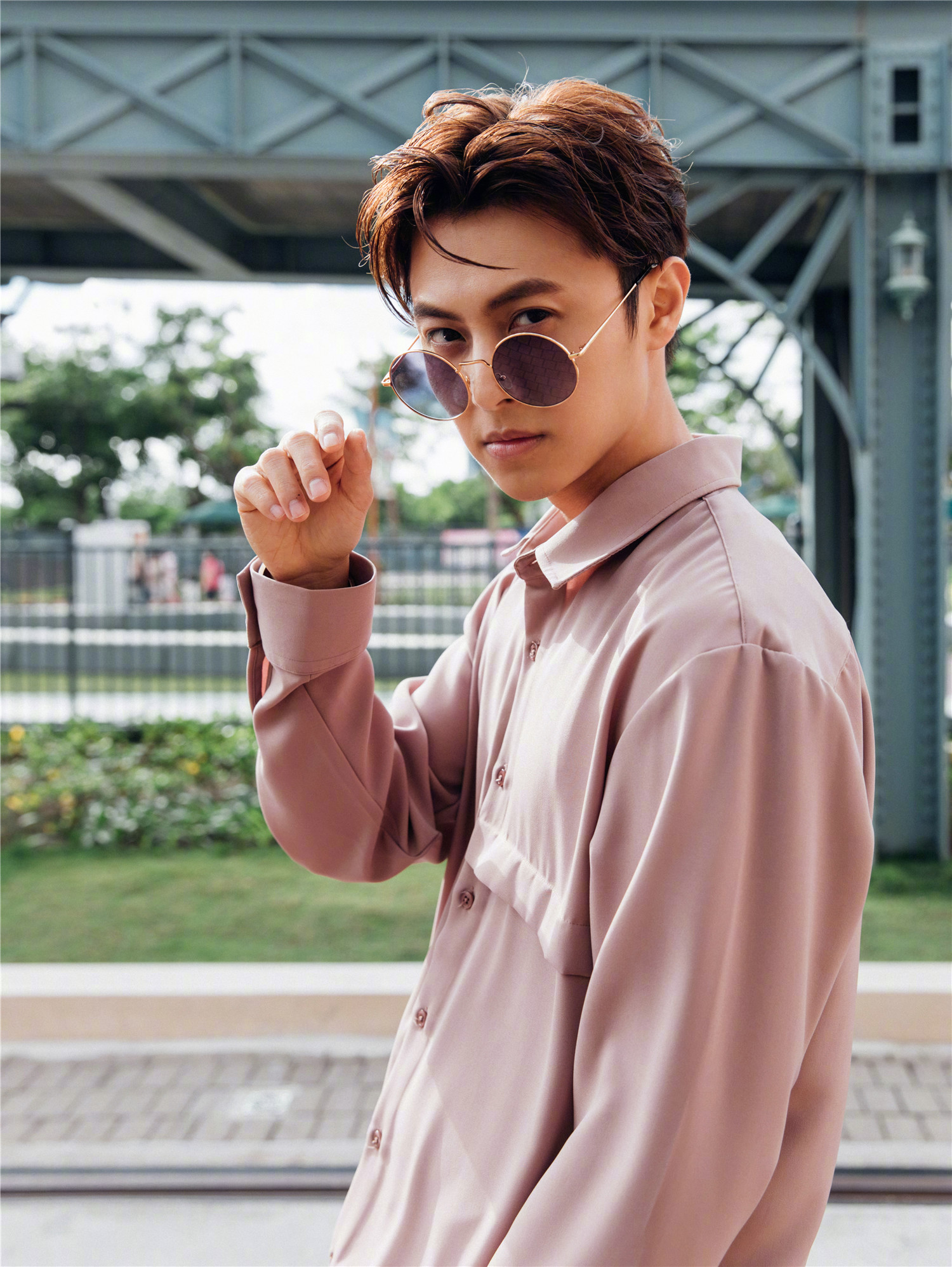 王子邱胜翊拍旅游主题写真 诠释简约休闲时尚风