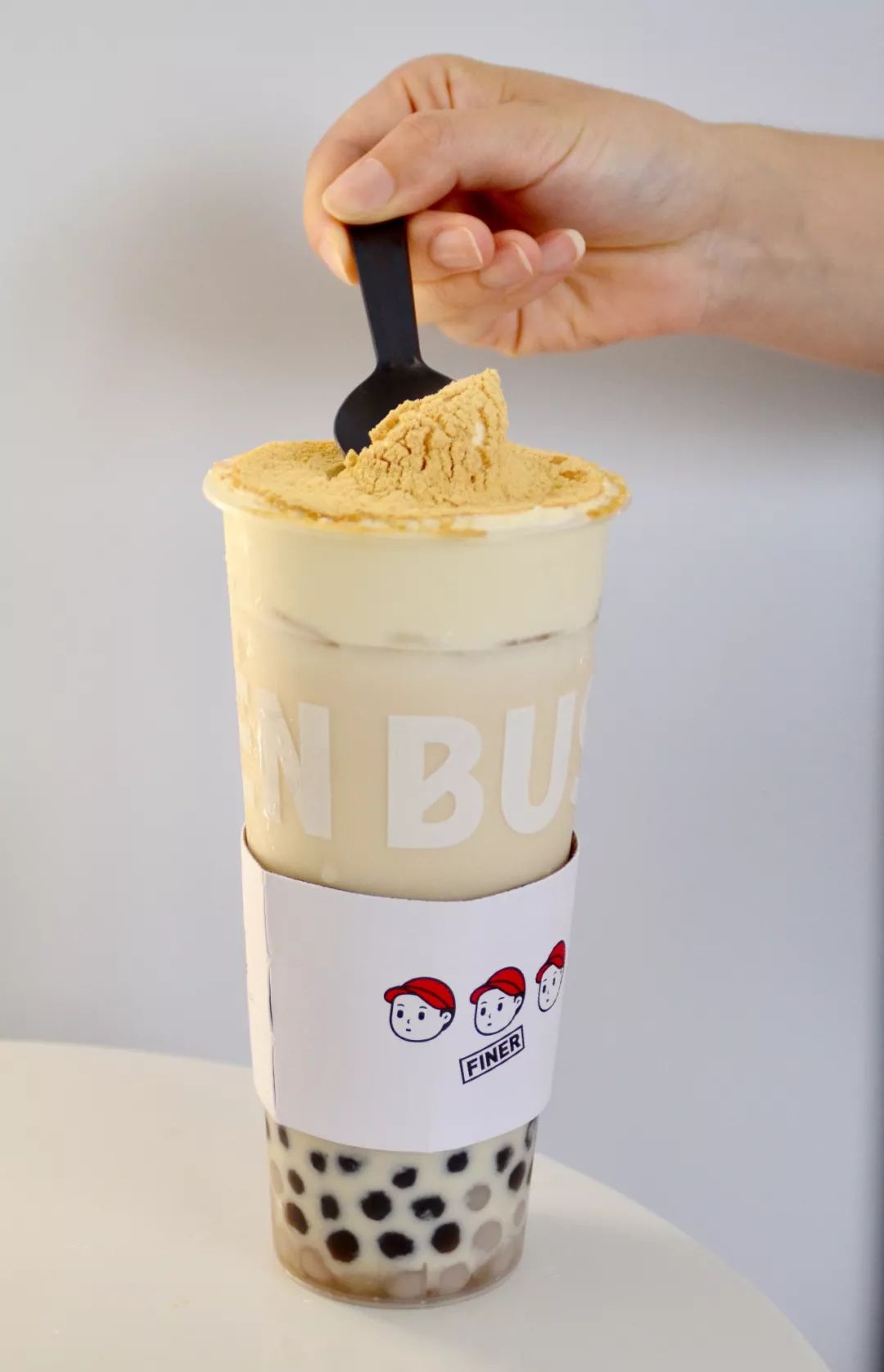 完成一杯豆乳奶茶需要四个步骤拉茶,搅散,雪刻,装豆乳全程使用脱脂奶