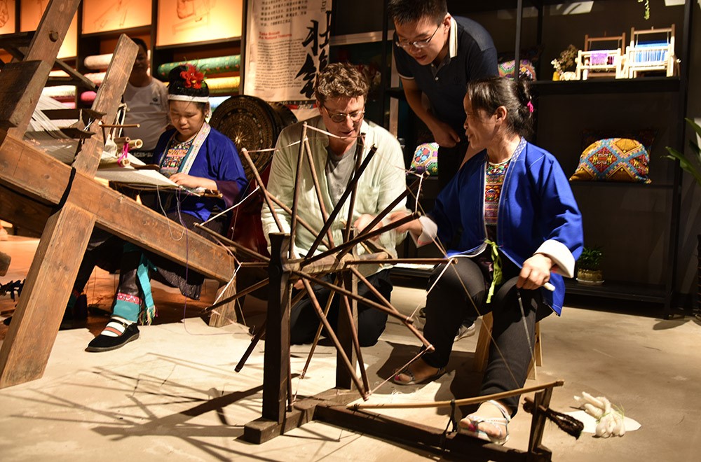 与这惨淡形势形成鲜明对比的是近年壮锦日渐增长的名气