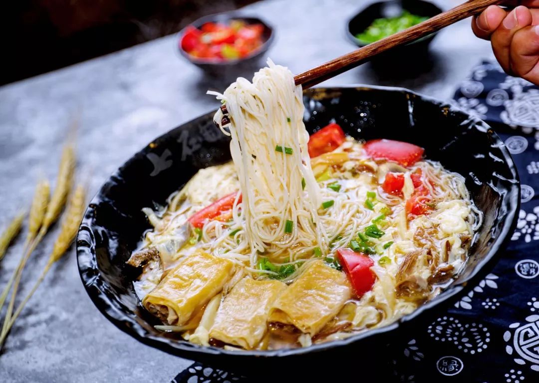比起汤榨面小编更喜欢炒榨面吃起来口感偏干且韧,但越嚼越香卷心菜