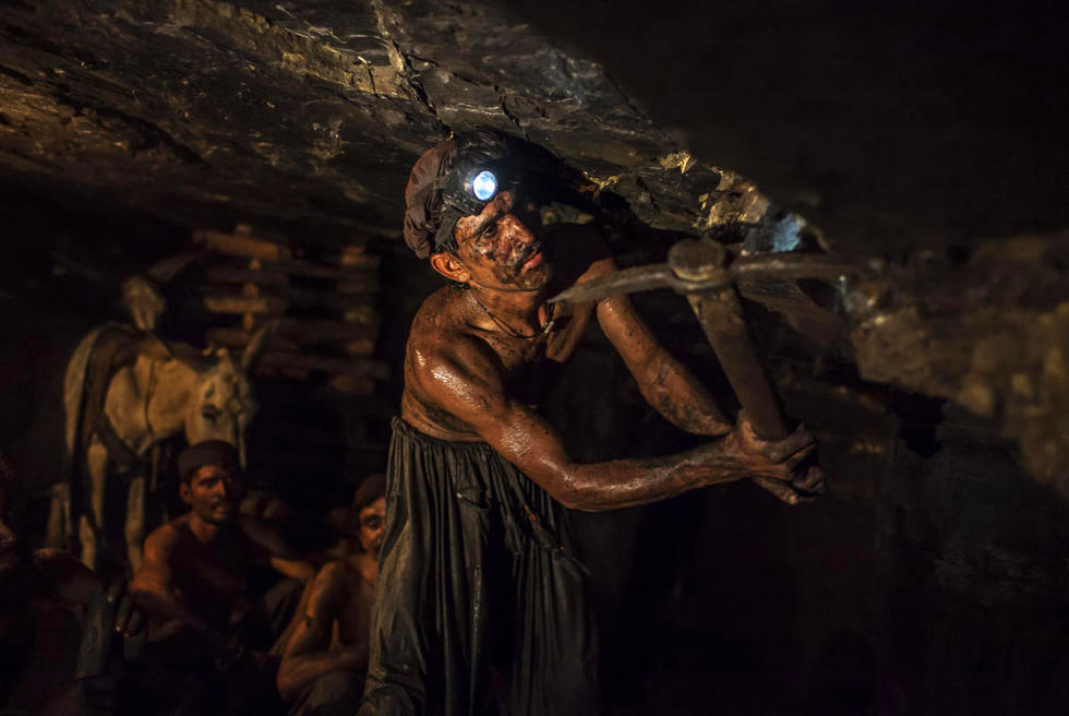 直击巴铁煤矿工人一天挖一吨煤却只能获得20元
