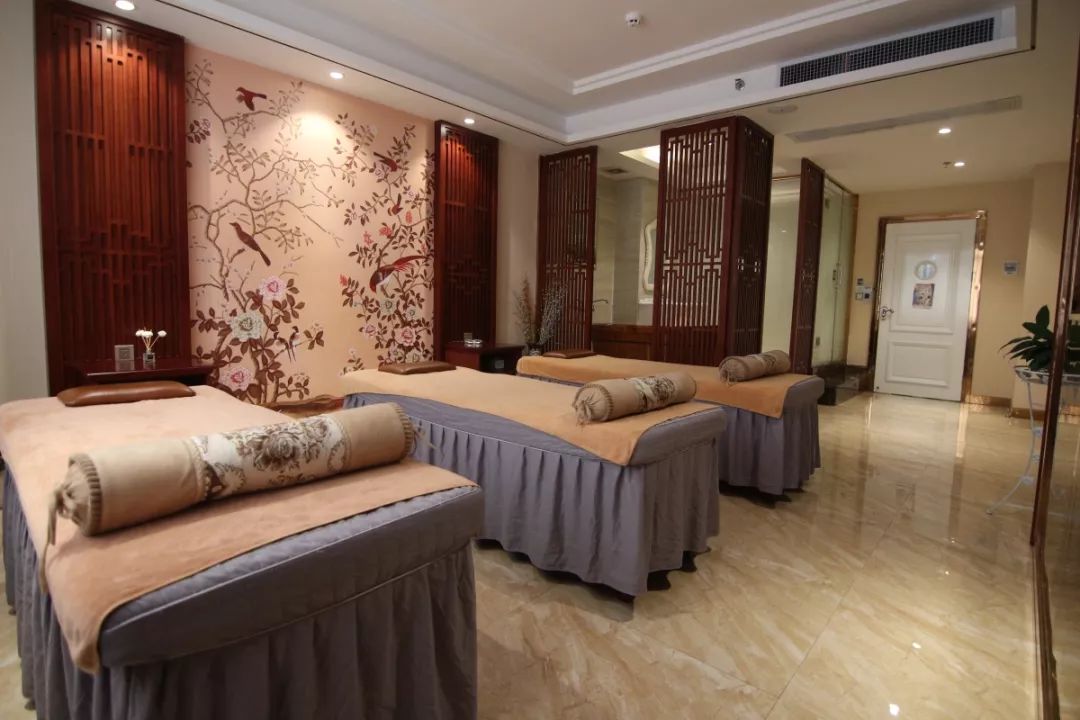 必须视频曝光桂平这家店美女表示太舒服不愿离开