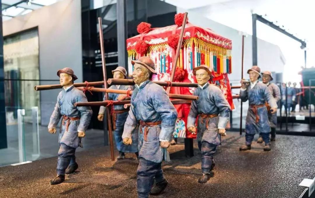 比如说结婚,是需要抬轿子的,用"八抬大轿".