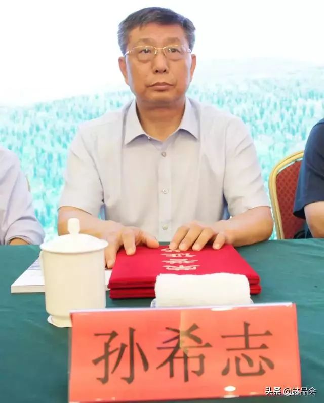 经济林协会常务副会长兼秘书长宋慧刚主持会议诸城市市委副书记孙吉海