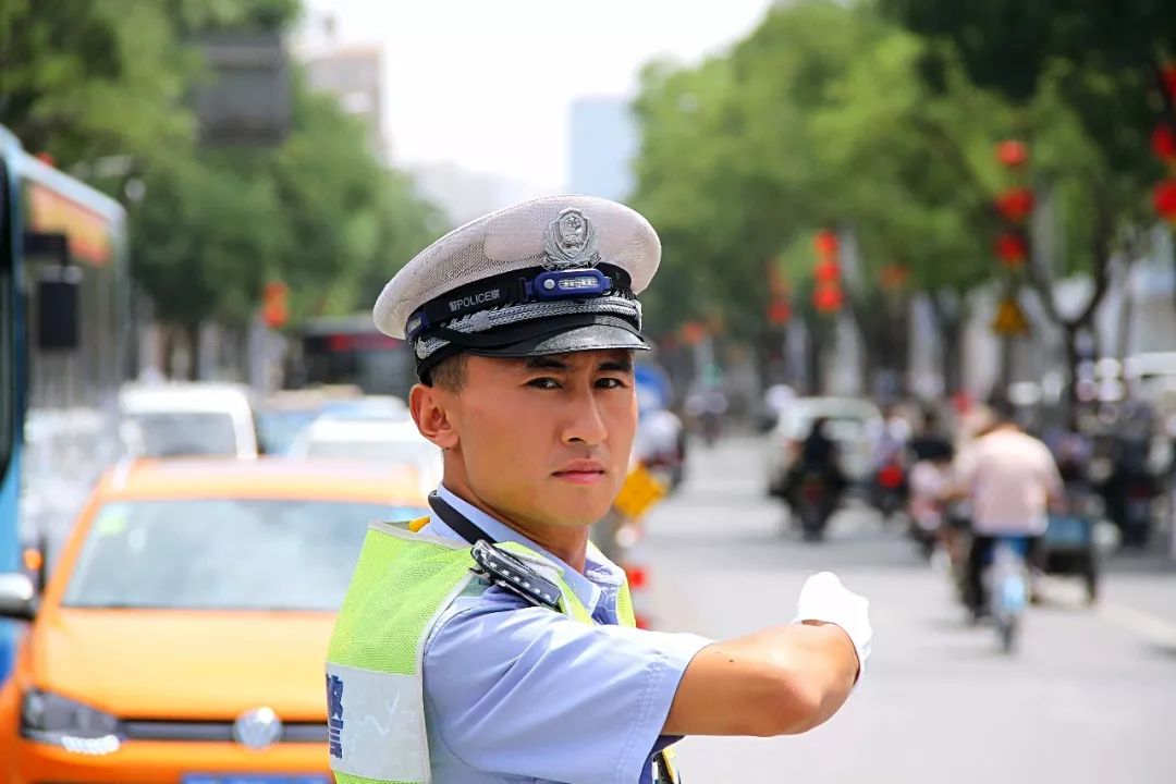 晋城交警太阳很毒你们很美