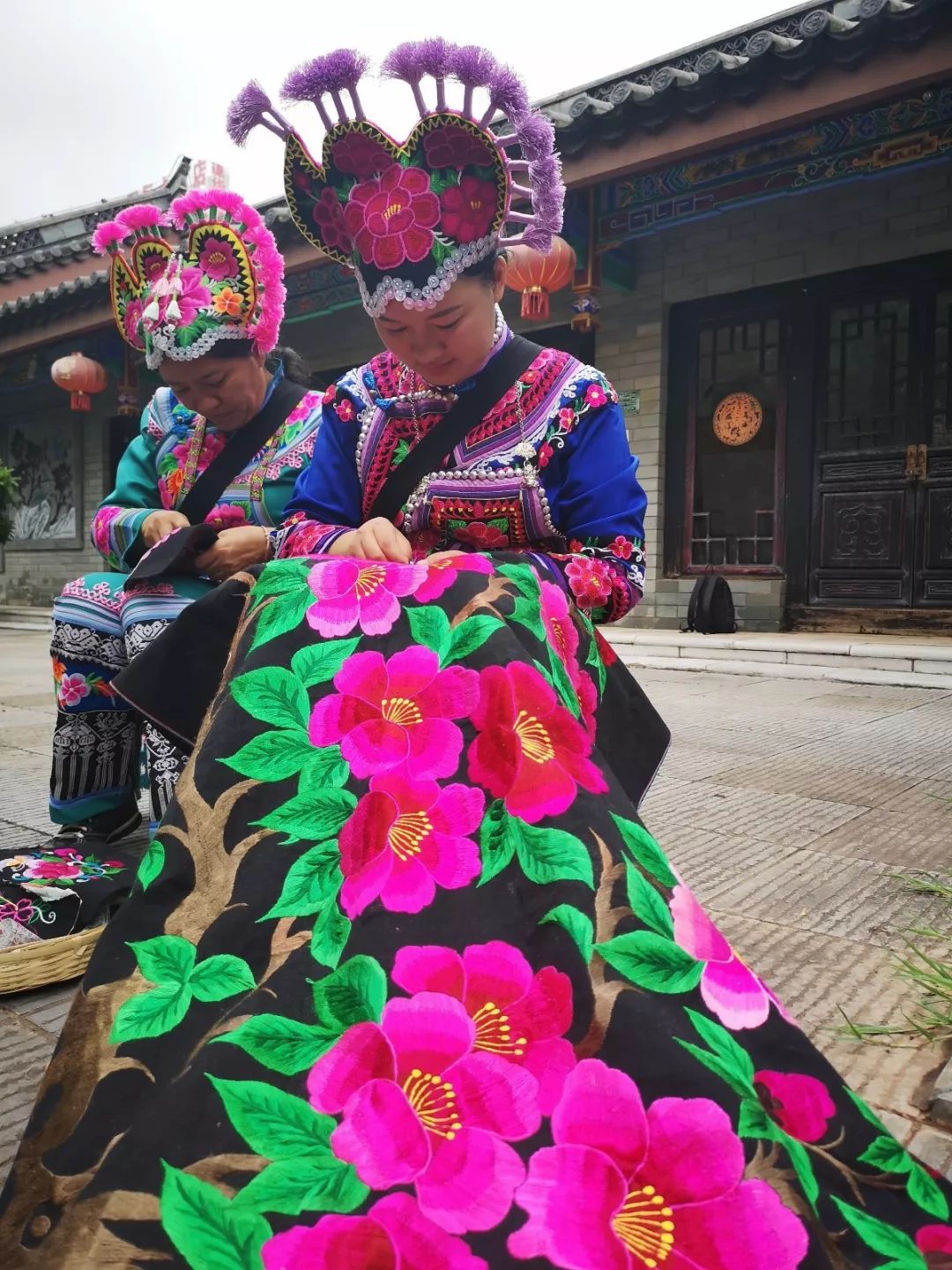 指尖上的記憶 彝族繡娘飛針走線展彝繡魅力_刺繡