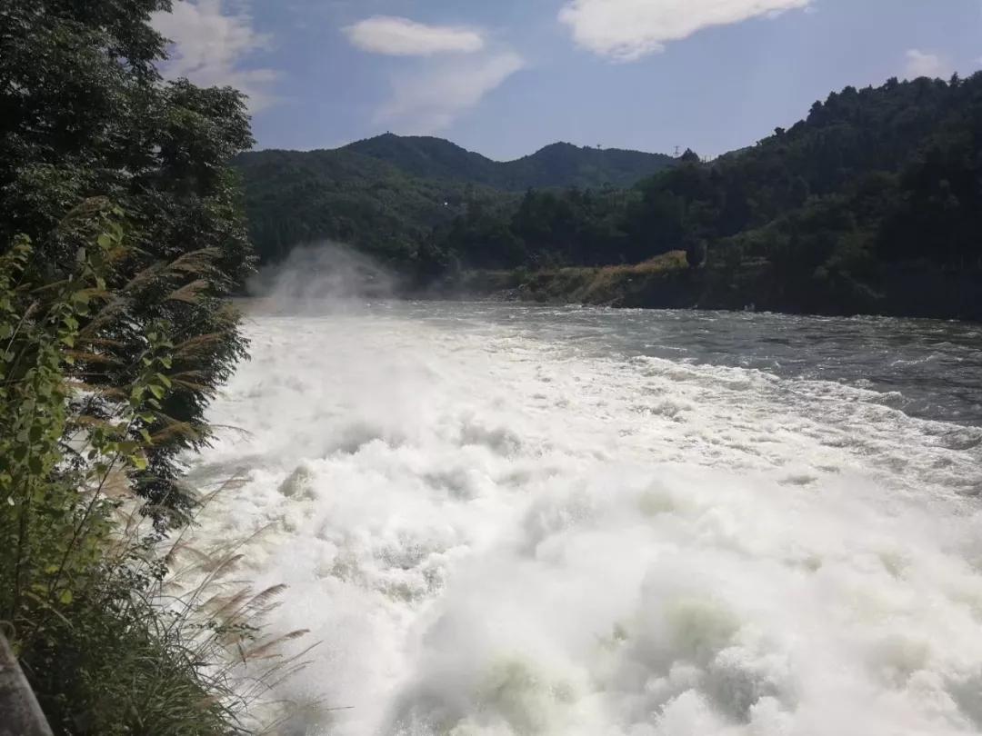 金寨梅山水库泄洪现场太壮观太震惊了