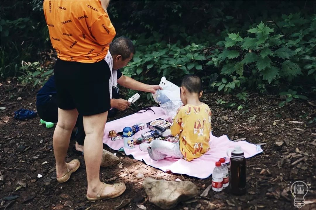 穿白一带布鞋踩水,穿帆布鞋踩水,小白鞋踩水(第2页)_大山谷图库