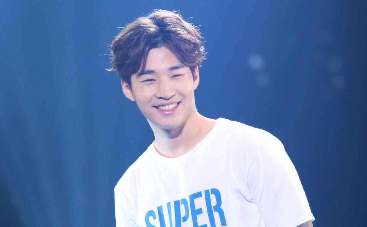 人家的资历相当深厚,他是在韩国出道的加拿大华裔,是sj—m的成员之一