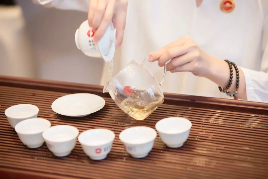 茶叙间抚琴插花,都是一场感恩之旅.每当「缘聚东卓」,璀璨绽放.