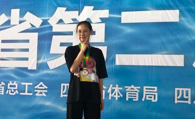 四川省第二届职工游泳比赛绵阳代表队继续发起冲击