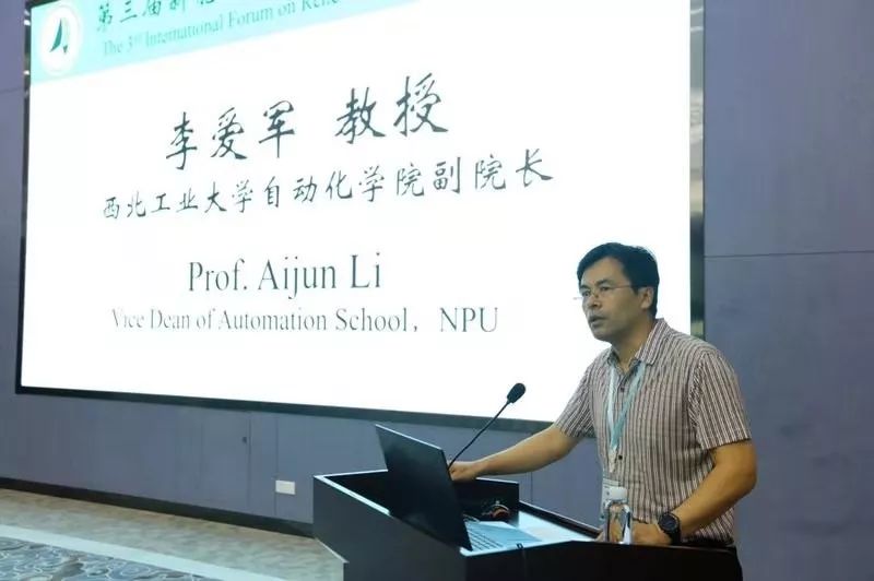 论坛期间,皇甫宜耿副教授带领与会专家学者参观了陕西省新能源与混合