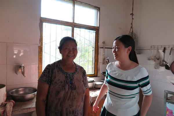 市统计局党组书记,局长万晓燕到黄柳村开展"回头看""回头帮"活动