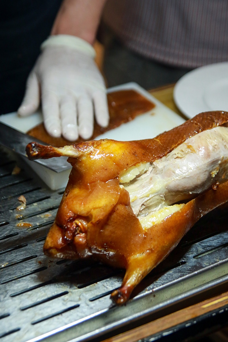 大家还是乐意自己动手包起了烤鸭樱花虾花胶煮翡翠丝瓜如同一池荷塘